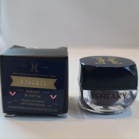 Furless Loose Eyeshadow Pigment in Sneaky - Picture 9 of 9